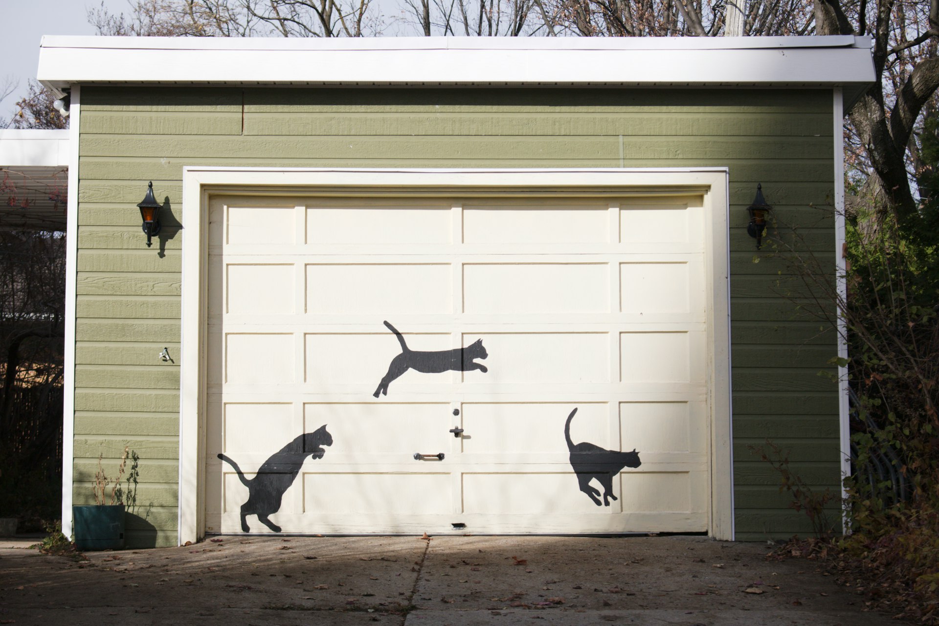 a garage with a painting of a cat and a dog on it